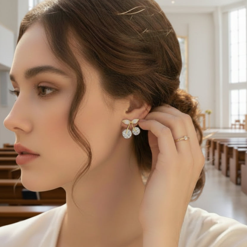Aretes Cereza Dorada con Gemas Brillantes