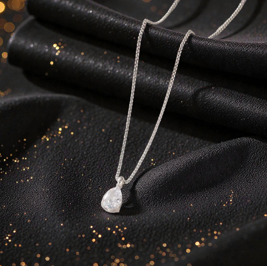 Collar Plateado "Distincion"