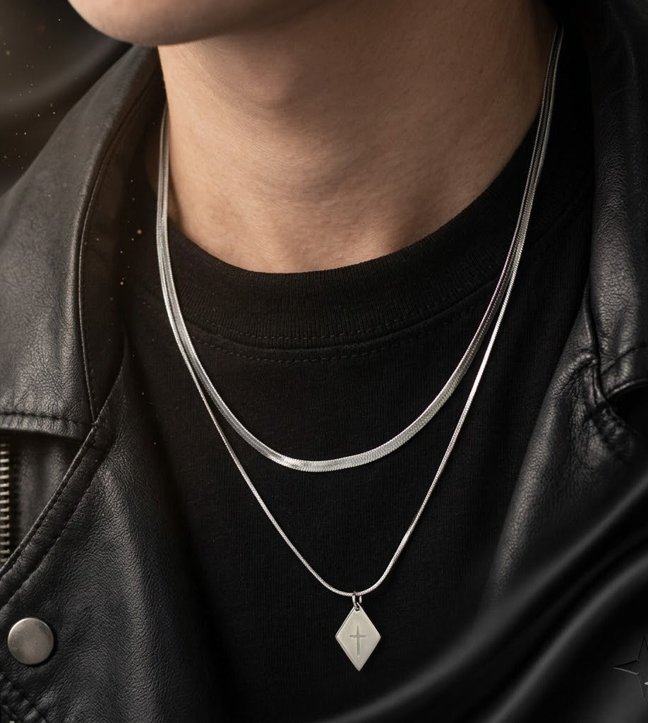 Collar Plateado "Veritatem"