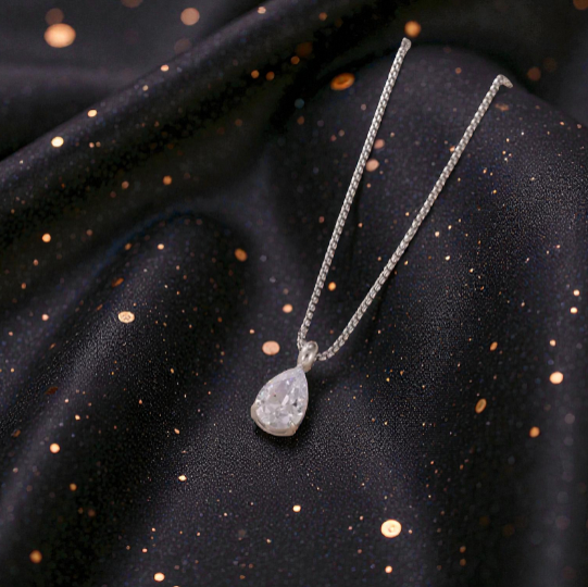 Collar Plateado "Distincion"