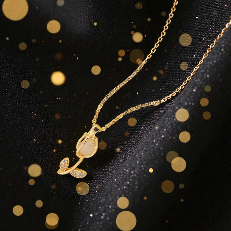 Collar Dorado "Tulipan Blanco"