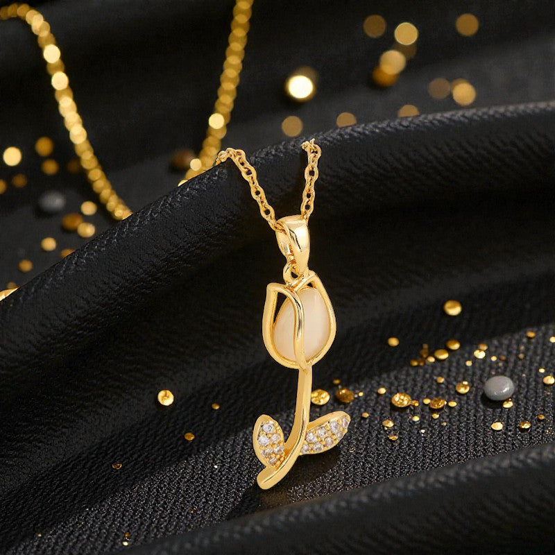 Collar Dorado "Tulipan Blanco"