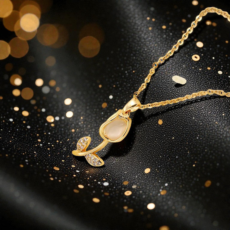 Collar Dorado "Tulipan Blanco"