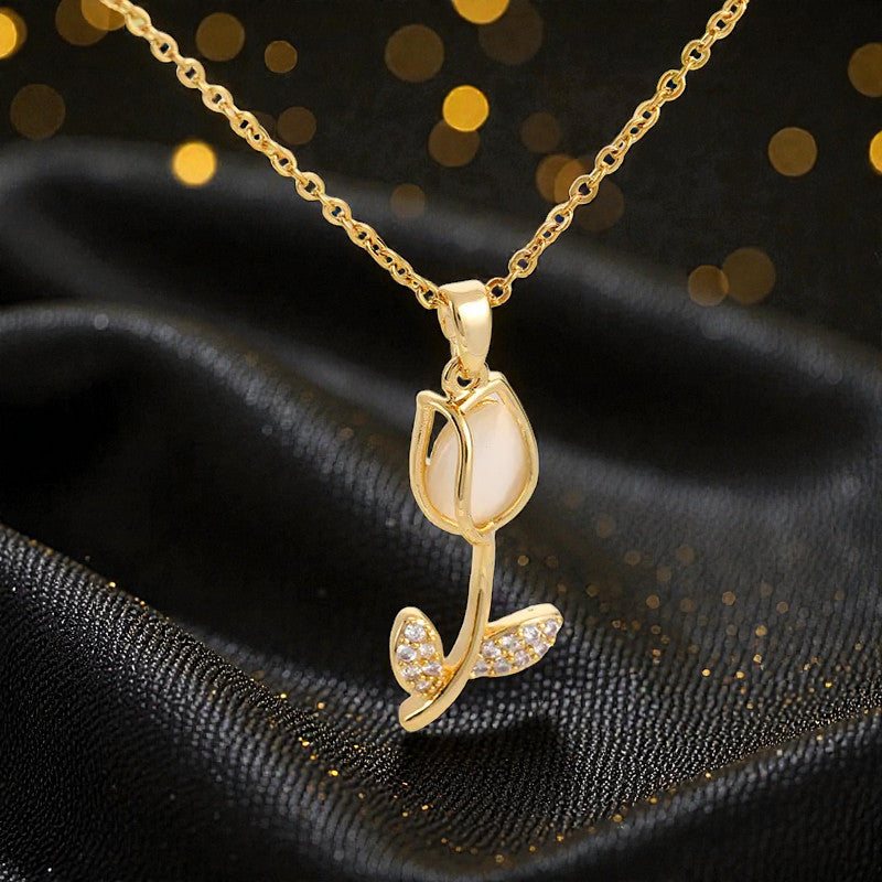 Collar Dorado "Tulipan Blanco"