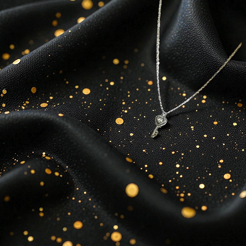 Collar Plateado "Abre Caminos"