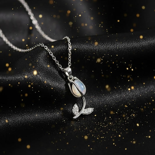 Collar Plateado "Tulipan Blanco"