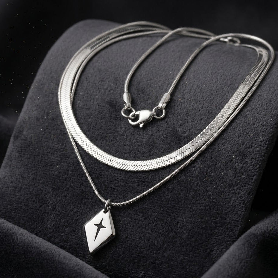 Collar Plateado "Veritatem"