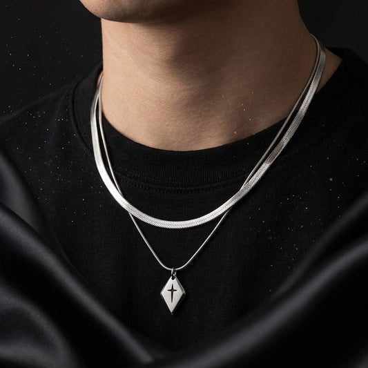 Collar Plateado "Veritatem"